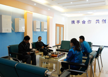 瑞马员工会见客户